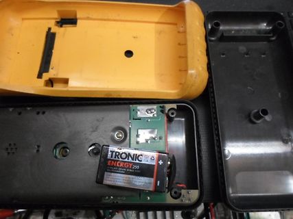 Geöffnetes elektronisches Gerät mit Akku