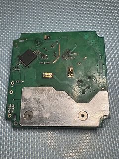 Foto einer Leiterplatte mit Metallabdeckung