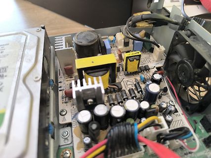 Innenansicht eines PC-Netzteils mit Leiterplatte und Bauteilen