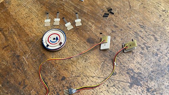 Elektronikbauteile und Kabel auf Holztisch