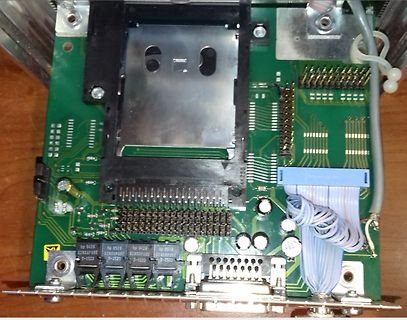 Nahaufnahme einer grünen Leiterplatte mit CPU-Sockel und Anschlüssen