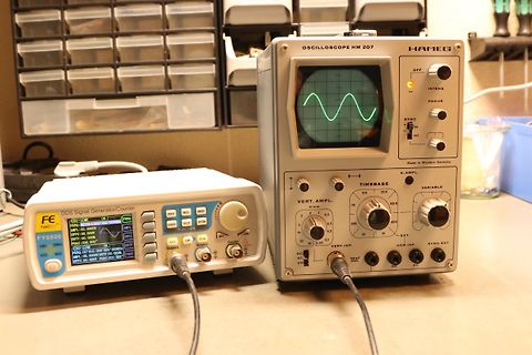 Oszilloskop und DDS Signal Generator auf Werkstatt-Tisch