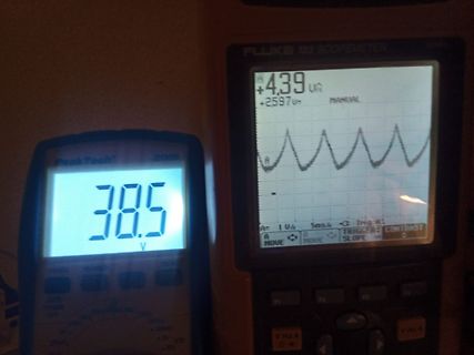 Multimeter und Oszilloskop mit Messwerten