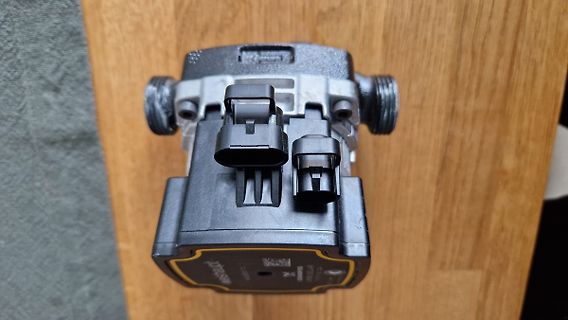 Elektronisches Bauteil oder Sensor auf Holzuntergrund