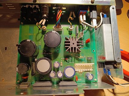 Geöffnete Elektronik mit Leiterplatte und Kondensatoren