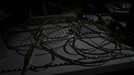 LED-Streifen auf einem Schreibtisch