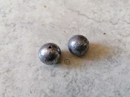Zwei metallische Kugeln auf einer Oberfläche