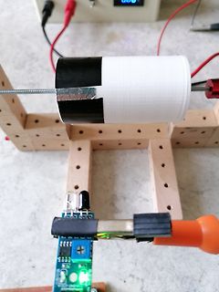 Aufbau eines Elektromotors auf Holzgestell mit Platine
