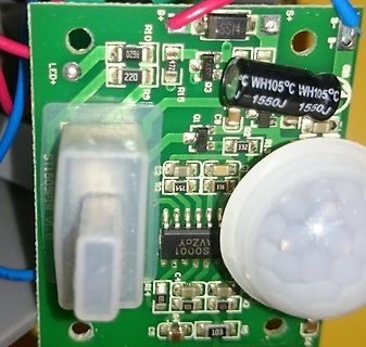 Bestückte Leiterplatte mit PIR-Sensor und Elektrolytkondensator