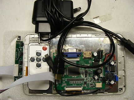 Offenes Gehäuse eines LCD-Geräts mit Leiterplatte und Netzteil