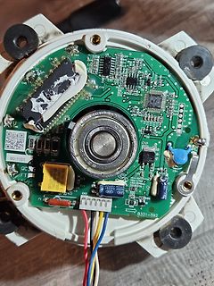 Foto einer Leiterplatte mit elektronischen Bauteilen