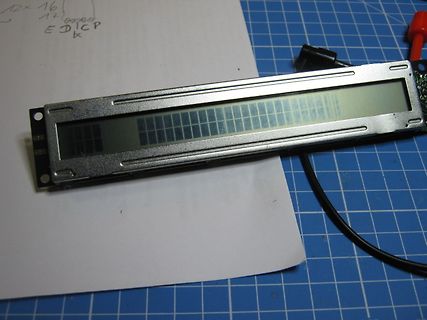 LCD-Display auf Werkstattunterlage