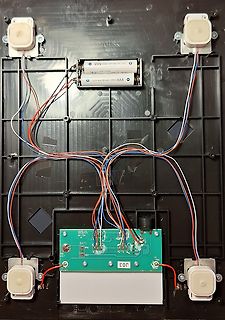Innenansicht eines elektronischen Geräts mit Batterien und Platine