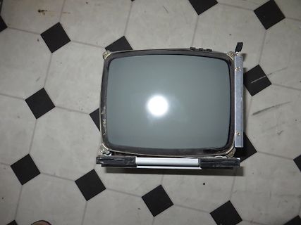 Alter Röhrenfernseher auf Fliesenboden