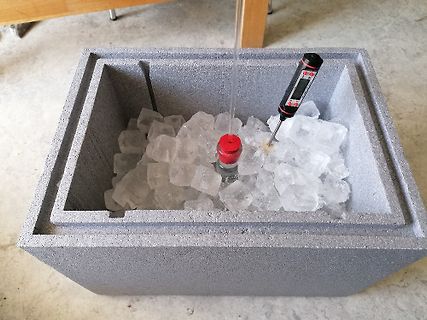 Digitales Thermometer in einer Eisbox