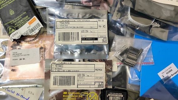 Elektronikbauteile in ESD-Verpackungen und Beuteln
