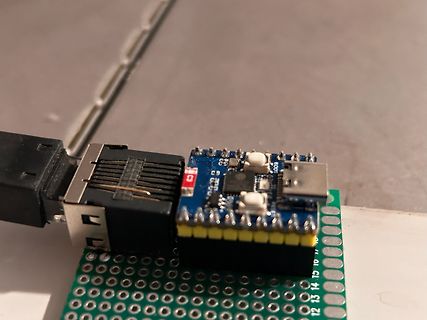 Mikrocontroller-Modul auf Lochrasterplatine mit USB-Anschluss