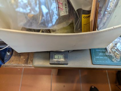Digitale Waage auf Tisch