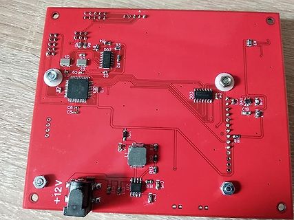 Rote Leiterplatte mit Bauteilen