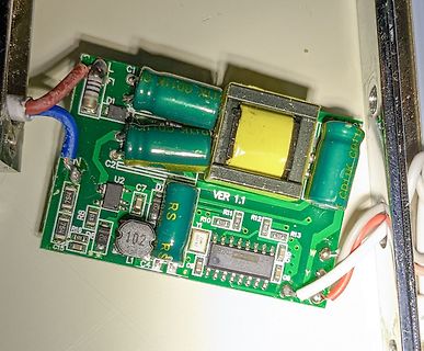 Foto einer bestückten Leiterplatte eines Netzteils