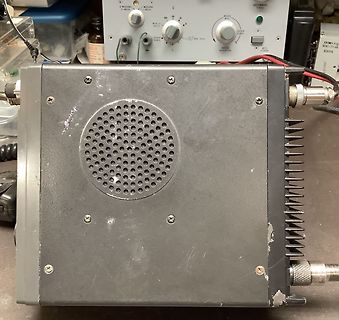 Elektronikgerät mit Lautsprecher und Kühlrippen