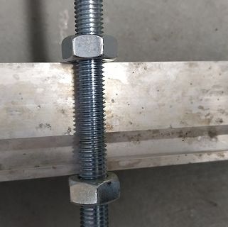 Gewinde mit Muttern an Aluminiumprofil