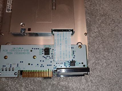 Nahaufnahme einer Leiterplatte mit Flachbandkabel