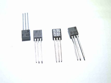 Vier elektronische Bauteile mit drei Anschlüssen