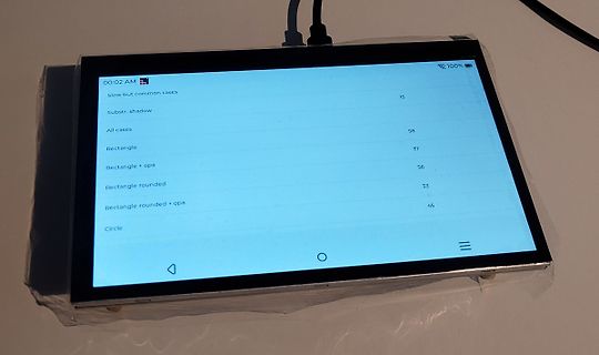 Abfotografiertes Tablet mit Liste von Testfällen