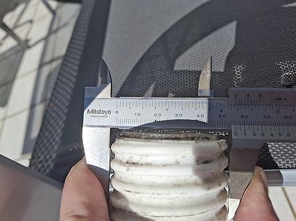Messung eines Bauteils mit einem Messschieber
