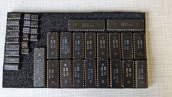 Sammlung verschiedener integrierter Schaltkreise auf Schaumstoff