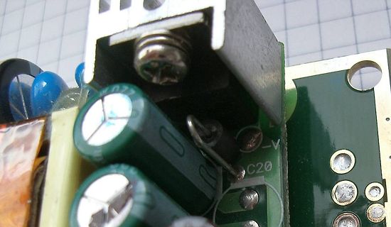 Nahaufnahme einer Leiterplatte mit Elektrolytkondensatoren