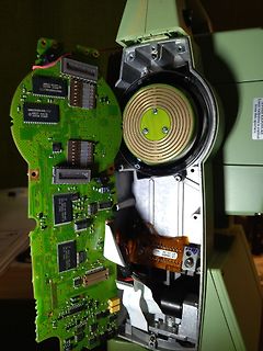 Innenansicht eines elektronischen Geräts mit Leiterplatte und Spiegel