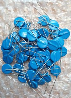 Haufen blauer Keramikkondensatoren