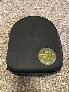 Schwarzes Etui mit Aufkleber