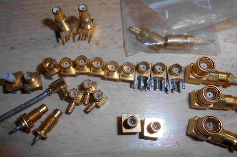 Diverse goldfarbene SMA-Steckverbinder und Koaxial-Bauteile