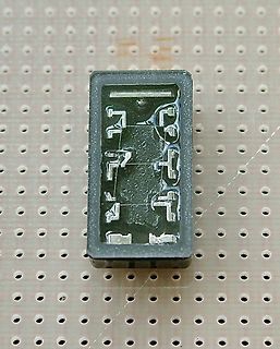 Nahaufnahme eines elektronischen Bauteils auf Lochrasterplatine