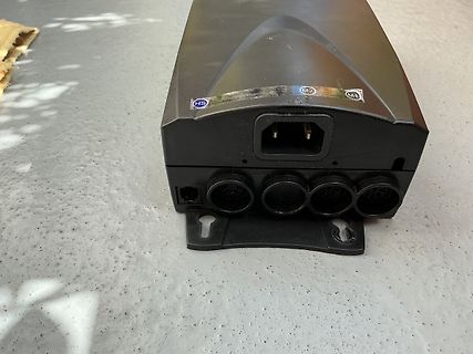 Rückseite eines elektronischen Geräts mit Anschlüssen