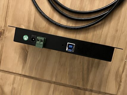 Frontplatte eines Netzteils mit Anschlüssen und Kabel