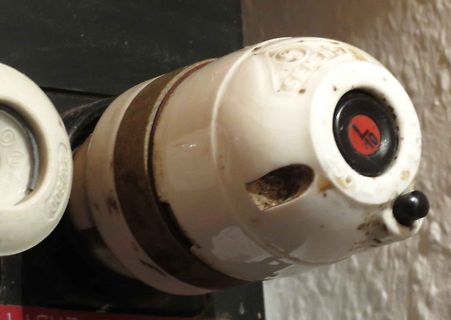 Nahaufnahme eines weißen Bauteils mit roter Markierung