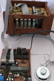 Elektronikaufbau mit Nixie-Röhren und Lochrasterplatine