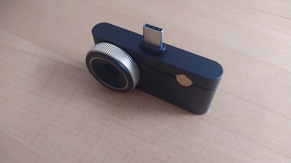 Schwarzes elektronisches Gerät mit USB-C Anschluss und Drehregler