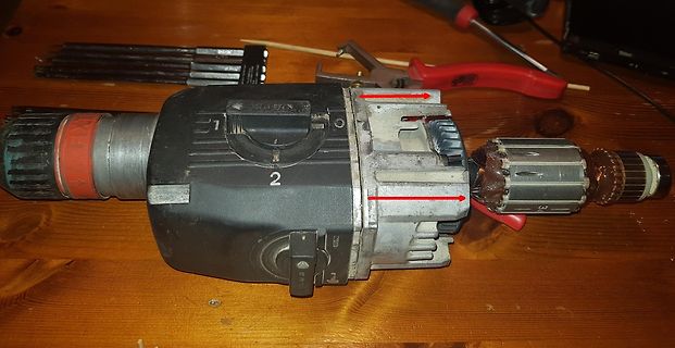 Elektrowerkzeug auf Holztisch