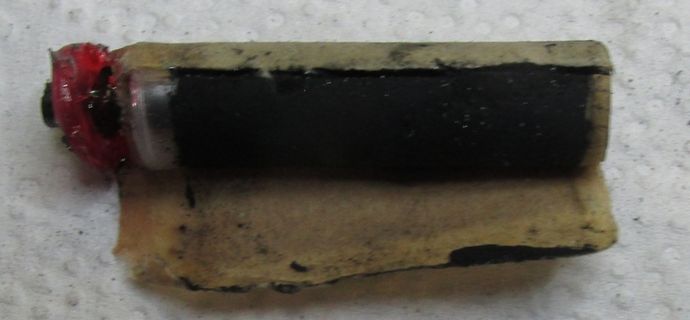 Nahaufnahme eines Bauteils mit rotem Ende
