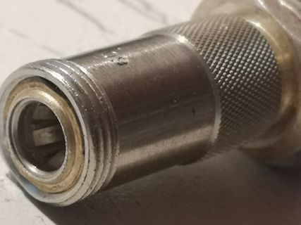 Nahaufnahme eines metallischen Steckers oder Bauteils