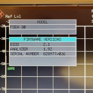 Display eines Messgeräts mit Firmware-Informationen