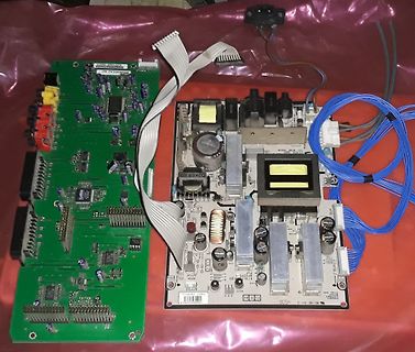 Zwei Elektronik-Leiterplatten mit Flachbandkabeln