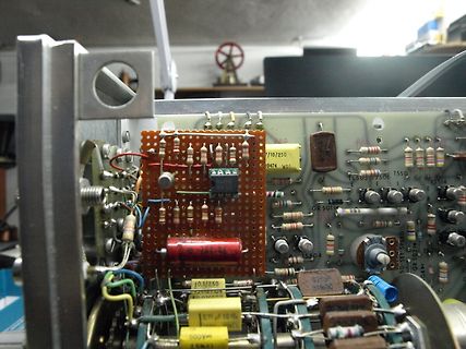 Nahaufnahme einer bestückten Leiterplatte mit elektronischen Bauteilen