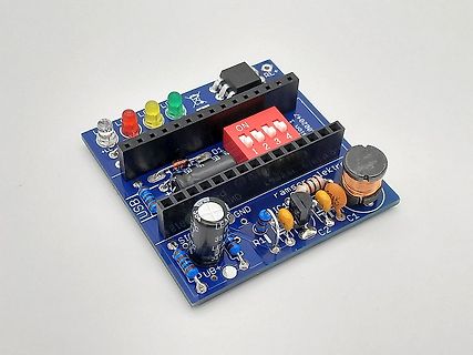 Blaue Leiterplatte mit LEDs, Schalter und elektronischen Bauteilen