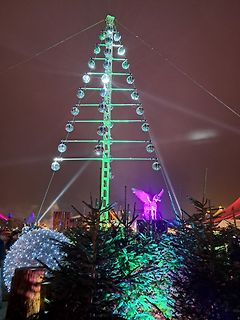 Beleuchteter Weihnachtsbaum aus Metall und Kugeln